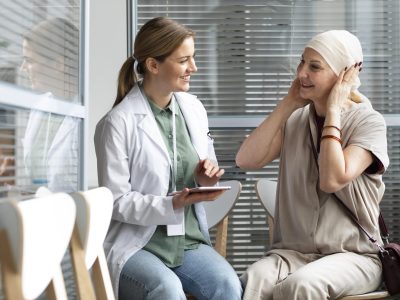 mulher-de-meia-idade-com-cancer-de-pele-conversando-com-o-medico